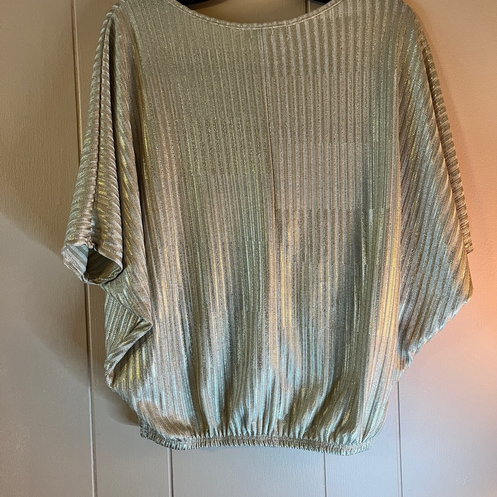 Gold shimmery top for casual or going out! Size small - Picture 5 of 7
